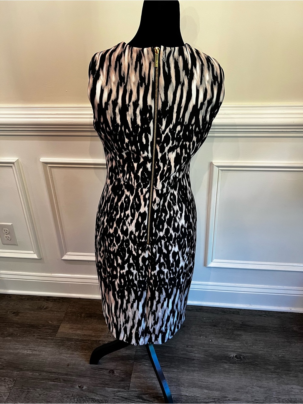 Calvin Klein Black and White Animal-Print Midi Sheath Dress Size 6 - Picture 3 of 6
